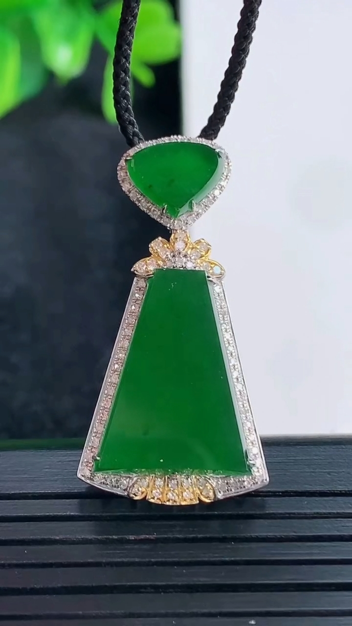 天然A货翡翠无事牌吊坠尺寸33.8-17.2-6.6裸石18.5-14.5重量:3.79g
4月15