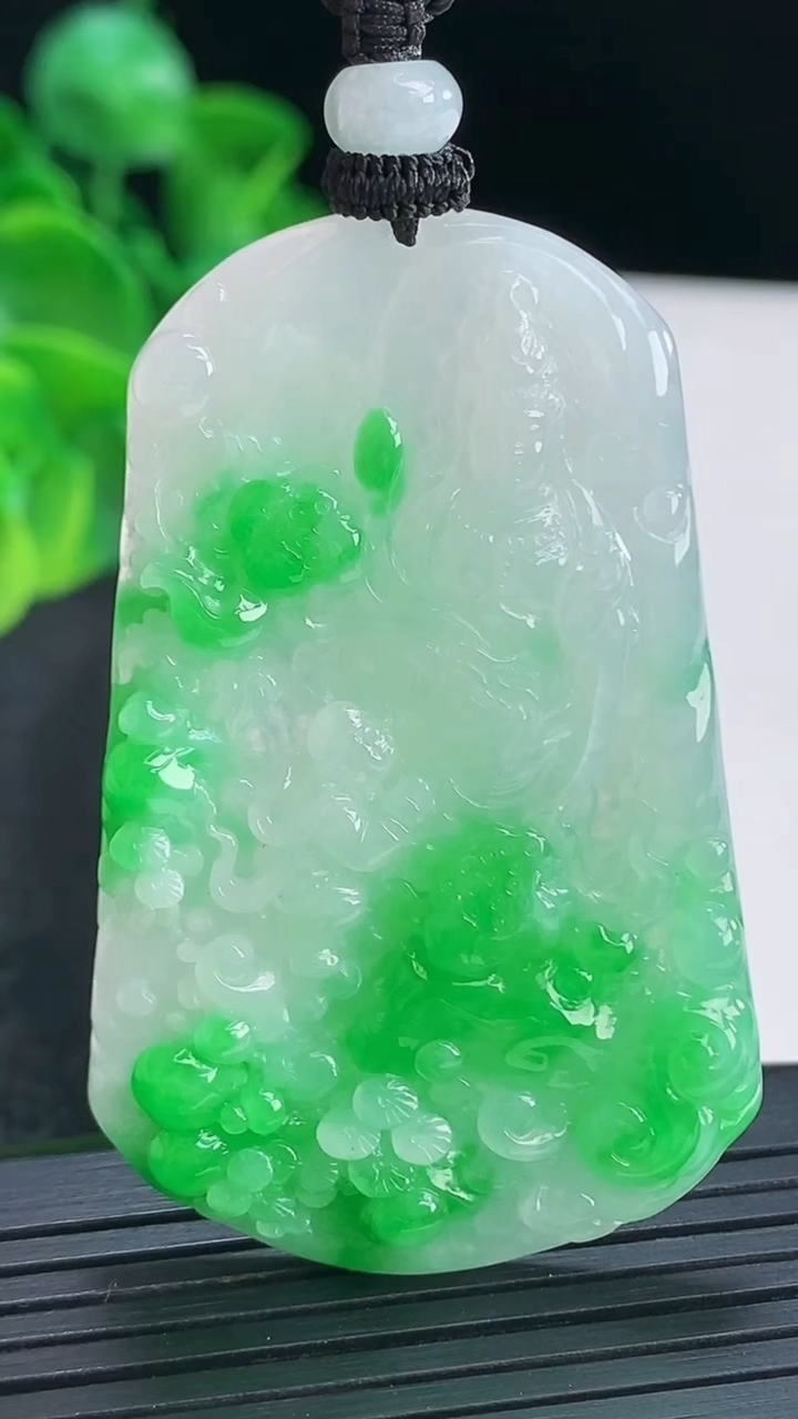 天然A货翡翠山水大势至菩萨吊坠尺寸54.6-35.1-5重量:22.77g
4月15日