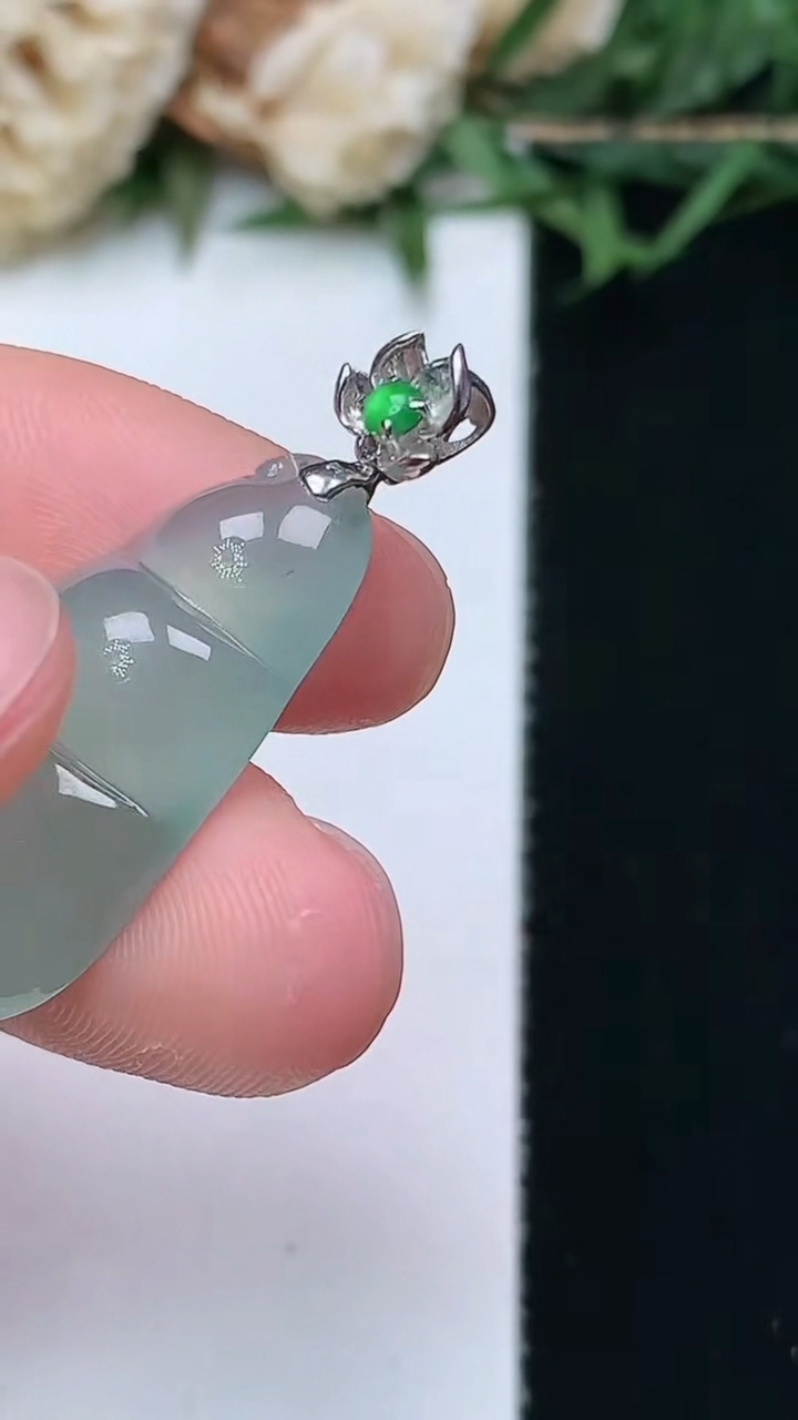 天然A货翡翠福豆吊坠，尺寸24.4-12.2-5.9，重量:3.34g
4月15日