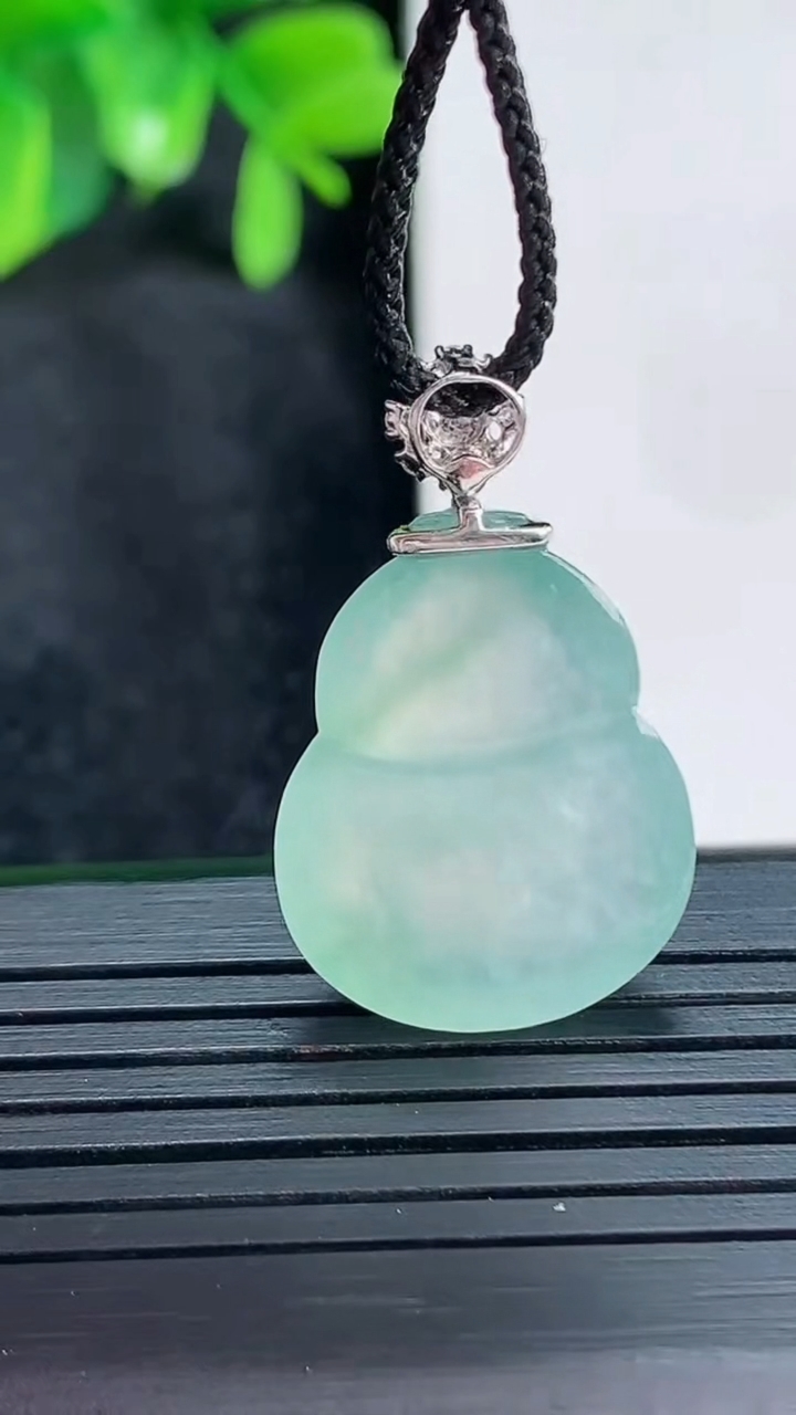 天然A货翡翠葫芦吊坠尺寸28.2-17.6-5.4重量:2.67g
4月15日