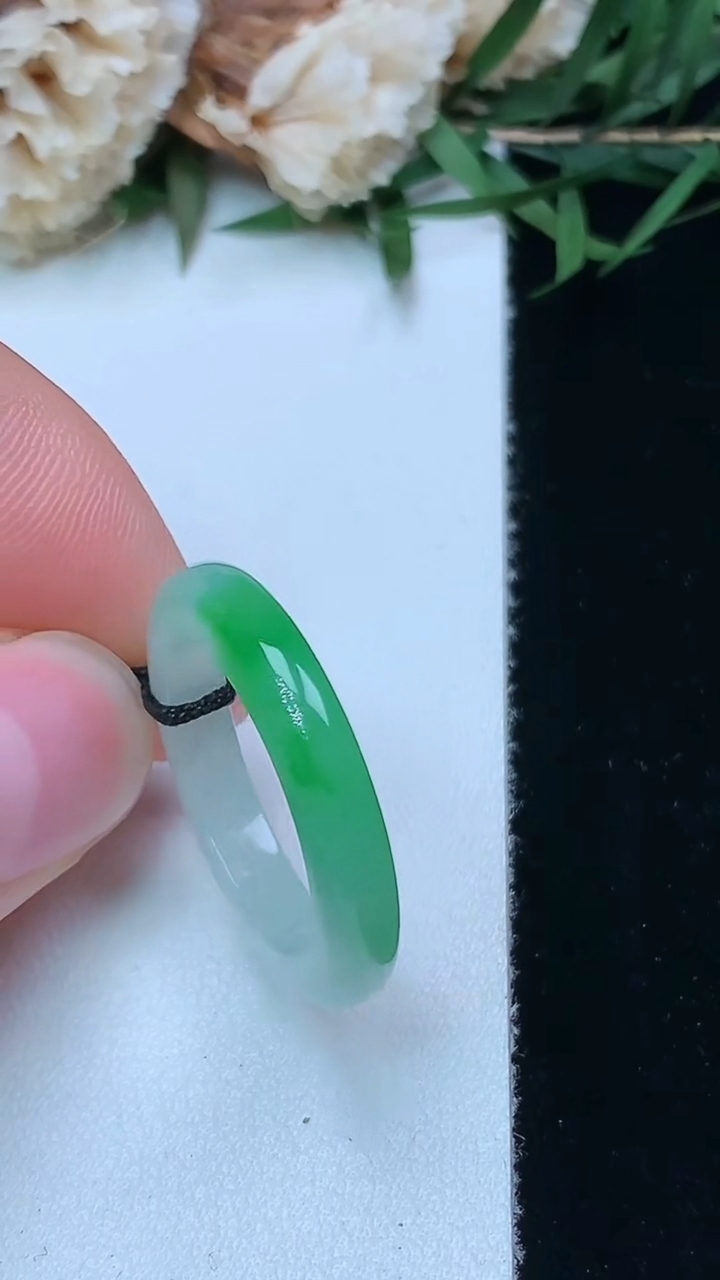 天然A货翡翠指环戒指，尺寸16.8-3.7-3.5，重量:2.73g2026年4月15日
工厂直销收藏佳品,种好水足，色泽均匀，有种有色，上手高大气！