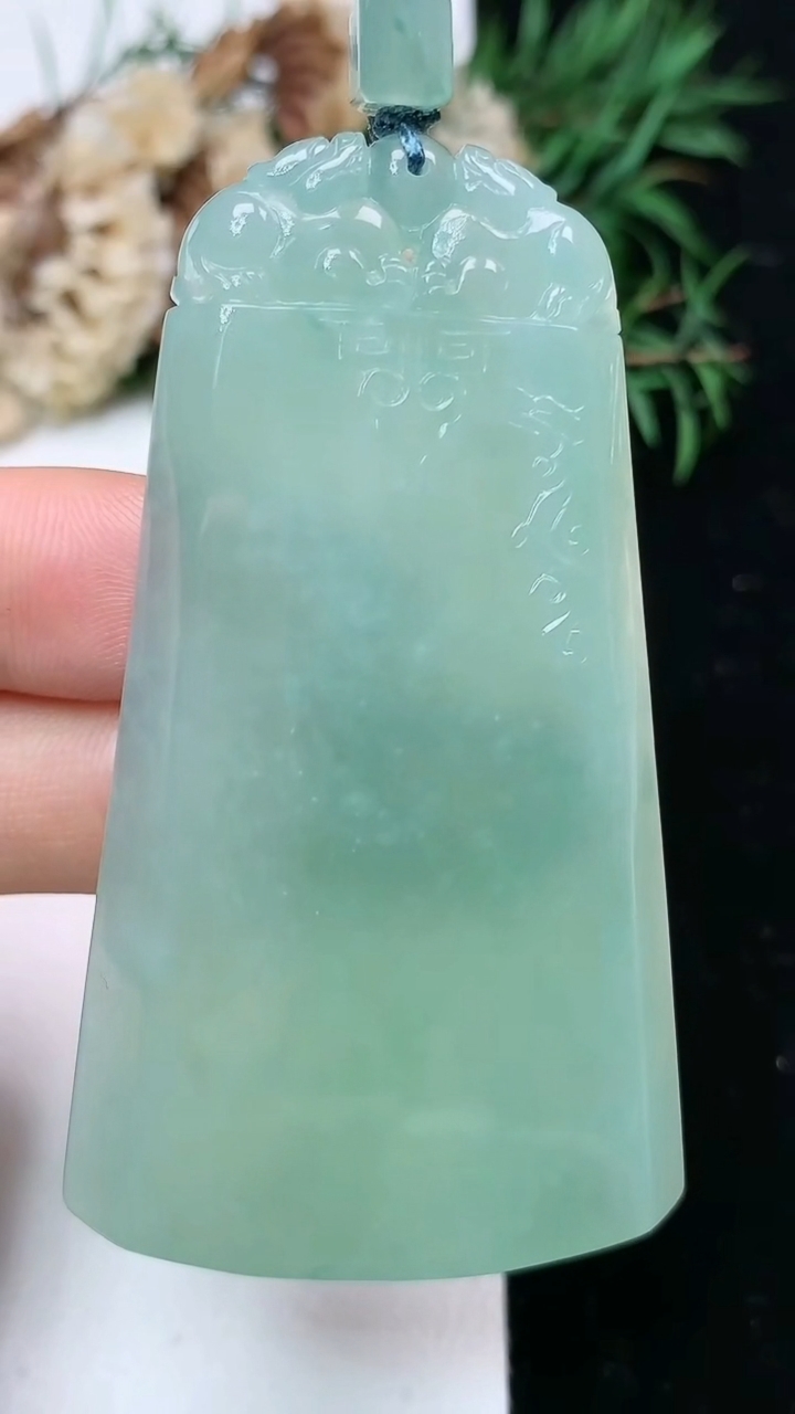 天然A货翡翠仿古无事牌吊坠，尺寸62.7-35.7-5.2，重量:30.00g
4月15日