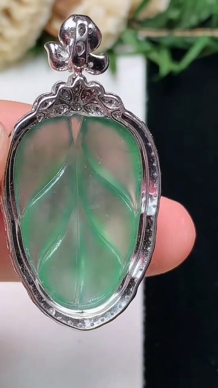 天然A货翡翠金枝玉叶 叶子吊坠，尺寸39.9-20.5-8，裸石25.5-16.7，重量:5.23g
4月15日