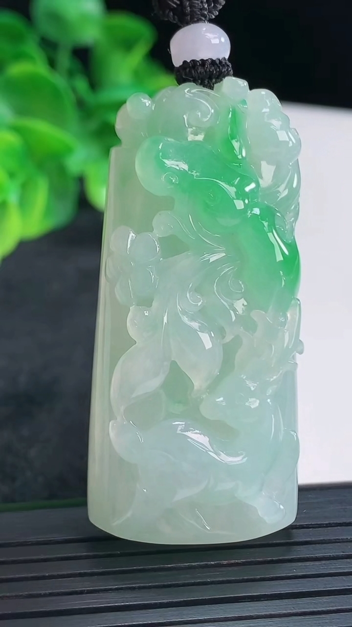 天然A货翡翠梅花鹿吊坠尺寸54.8-25-10.7重量:35.58g
4月15日