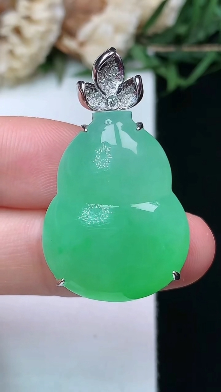 天然A货翡翠葫芦吊坠，尺寸24.8-19.2-10.8，重量:8.79g
4月15日