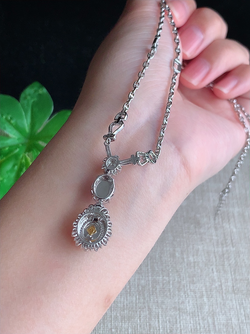 天然A货翡翠18K金伴钻镶嵌三彩蛋面宴会款项链 
尺寸10-8.8-7.4mm 重量7.46g 0414