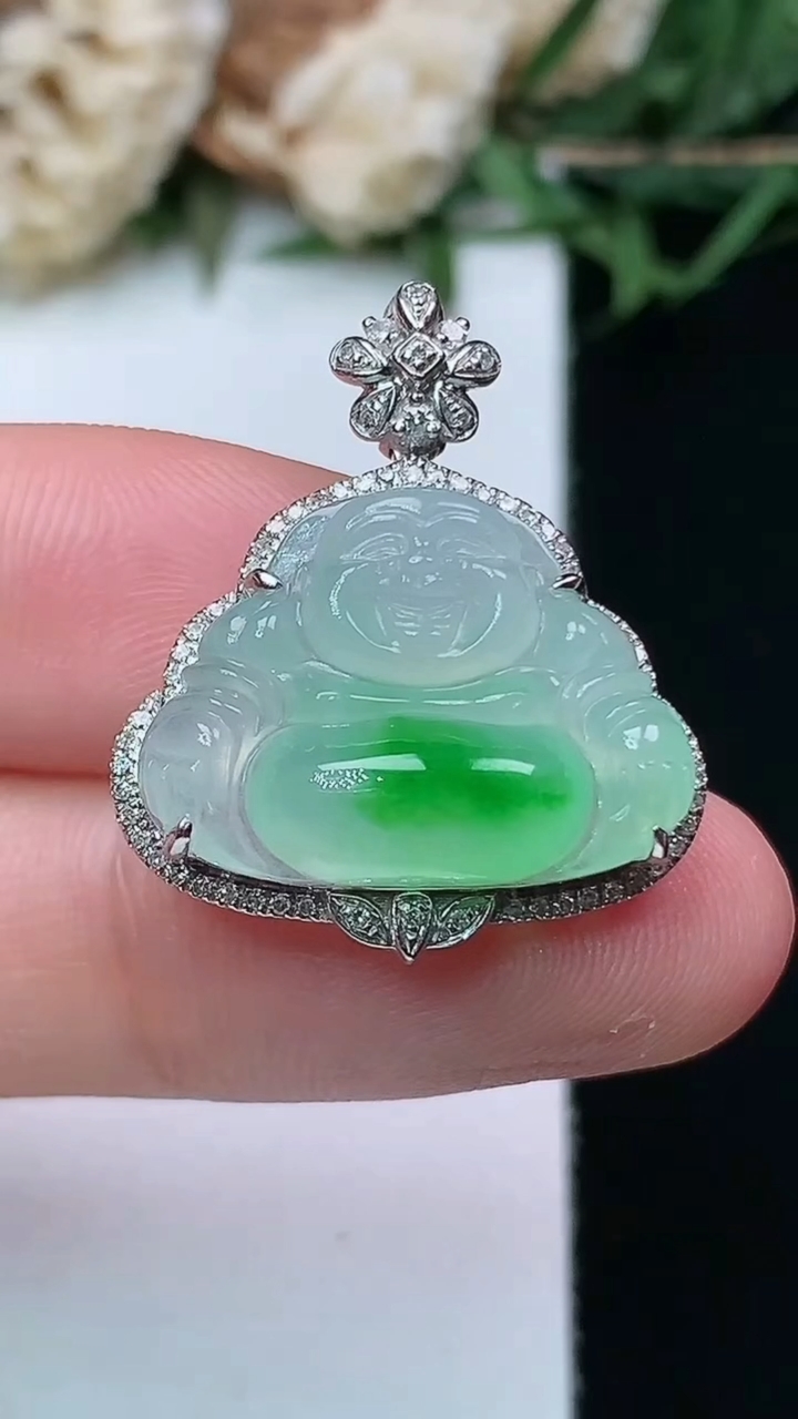 天然A货翡翠佛公吊坠，尺寸24.7-21.3-8.5，裸石14-18.8，重量:4.00g
4月15