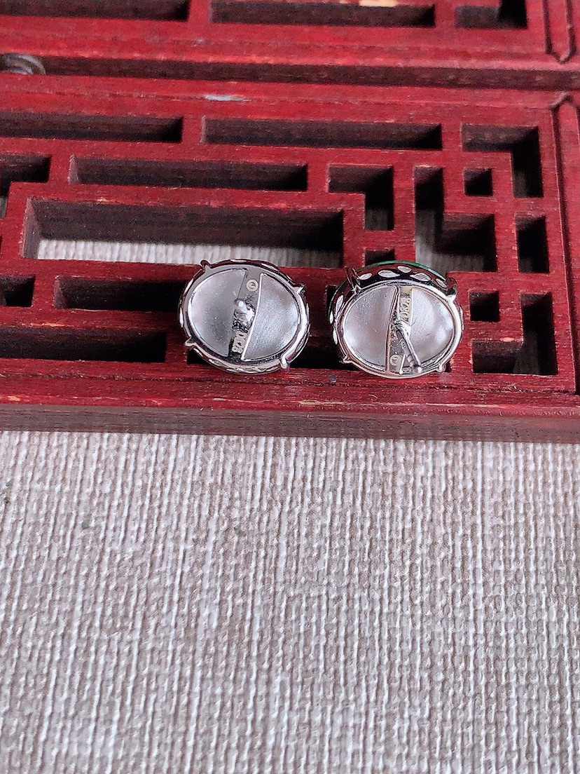 天然A货翡翠18K金镶嵌满绿蛋面耳钉 
尺寸10.6-9mm 重量3.20g 0414