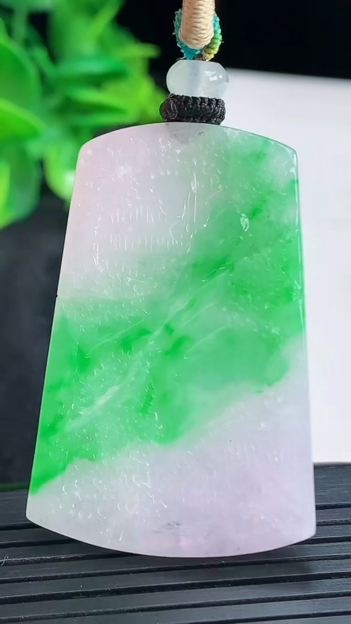 天然A货翡翠山水牌吊坠尺寸45.7-30.4-5.3重量:20.08g
4月15日