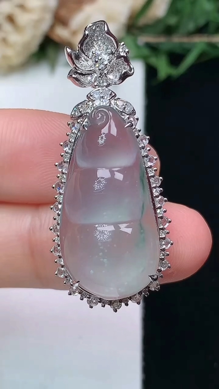 天然A货翡翠飘花福豆吊坠，尺寸38-16.2-10.6，裸石24.8-12.6，重量:5.68g
4