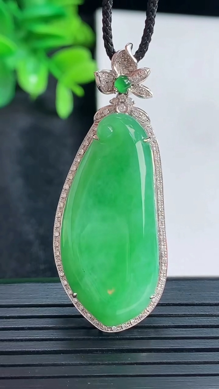 天然A货翡翠福瓜吊坠尺寸46.3-18.7-8裸石34.6-15.8重量:8.98g
4月15日