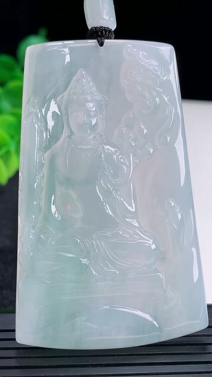 天然A货翡翠虚空藏菩萨吊坠尺寸68-42.2-5.8重量:45.05g
4月15日