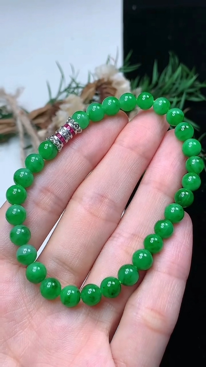 天然A货翡翠圆珠手串，尺寸6-29颗，重量:11.69g4月15日
工厂直销收藏佳品,种好水足，色泽均匀，有种有色，上手高大气！