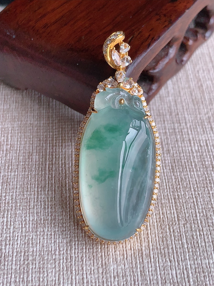 天然A货翡翠18K金伴钻镶嵌飘花福瓜吊坠 
尺寸47.6-19-10.6裸石32.8-16.6mm 重量12.60g 0414