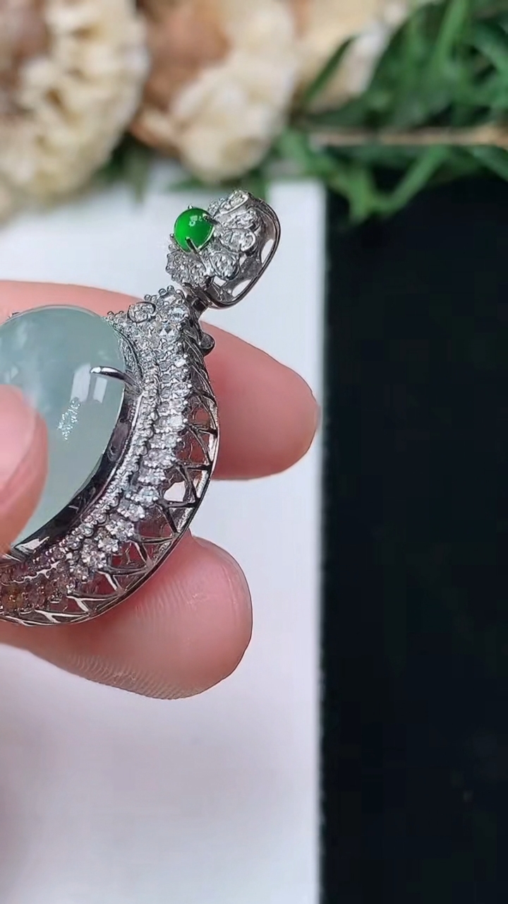 天然A货翡翠白冰平安扣吊坠，尺寸32-21.6-11.6，裸石17，重量:7.02g
4月15日