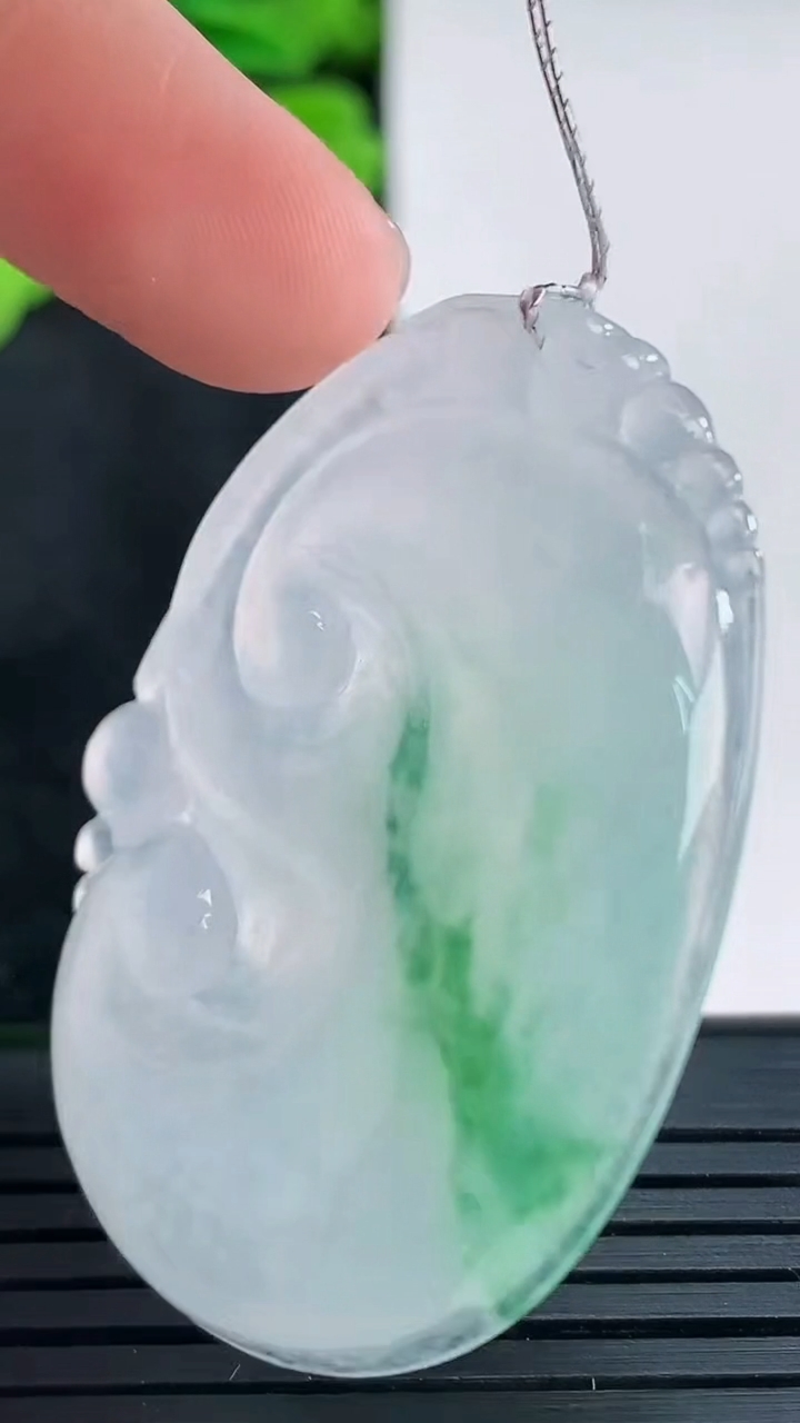 天然A货翡翠飘花如意吊坠尺寸44.4-32.4-5.4重量:15.83g
4月15日