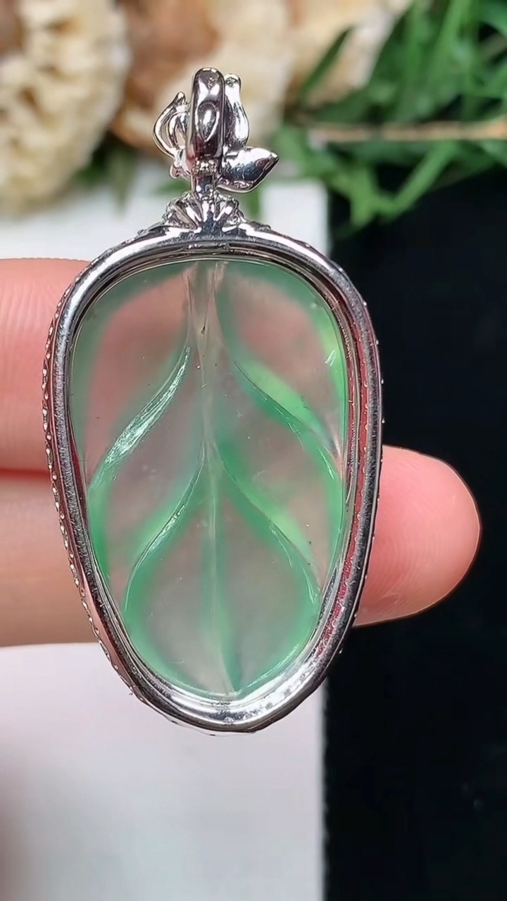 天然A货翡翠金枝玉叶 叶子吊坠，尺寸39.4-19.8-8.2，裸石27.2-17.2，重量:5.00g
4月15日