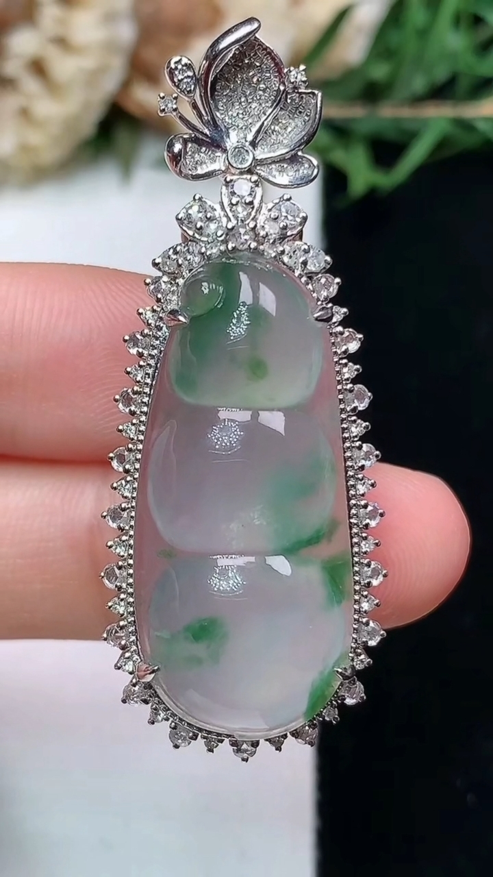 天然A货翡翠飘花福豆吊坠，尺寸46.3-18-11，裸石28.8-13.3，重量:7.37g
4月1