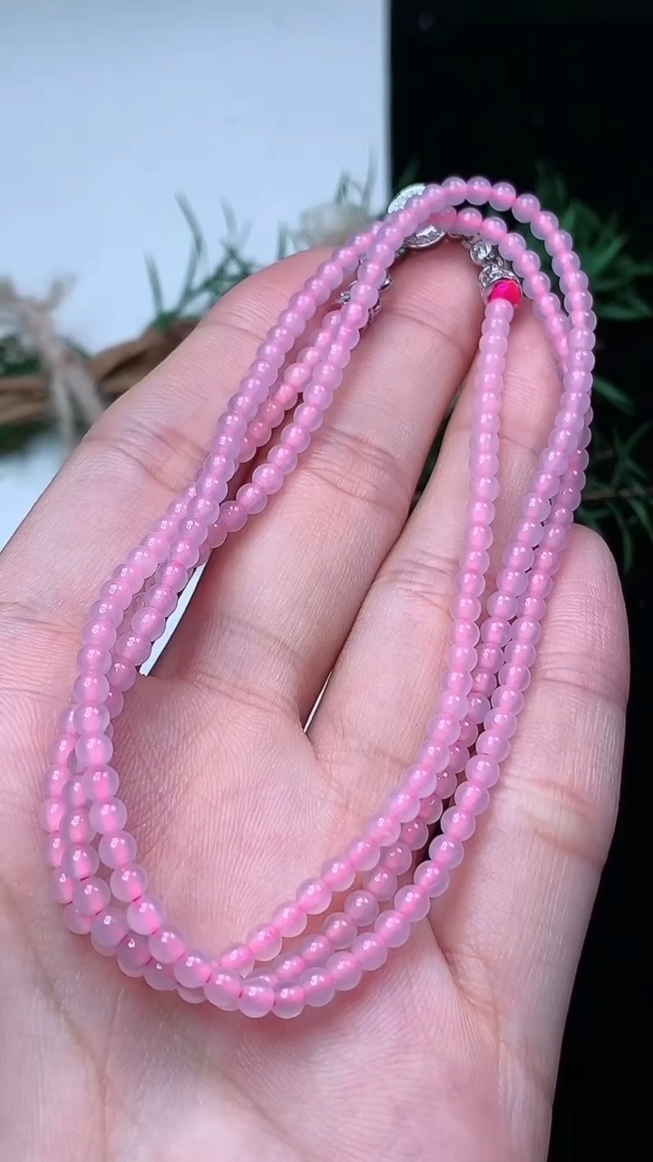 天然A货翡翠白冰小米珠项链，尺寸3-215颗，重量:10.97g4月15日
工厂直销收藏佳品,种好水