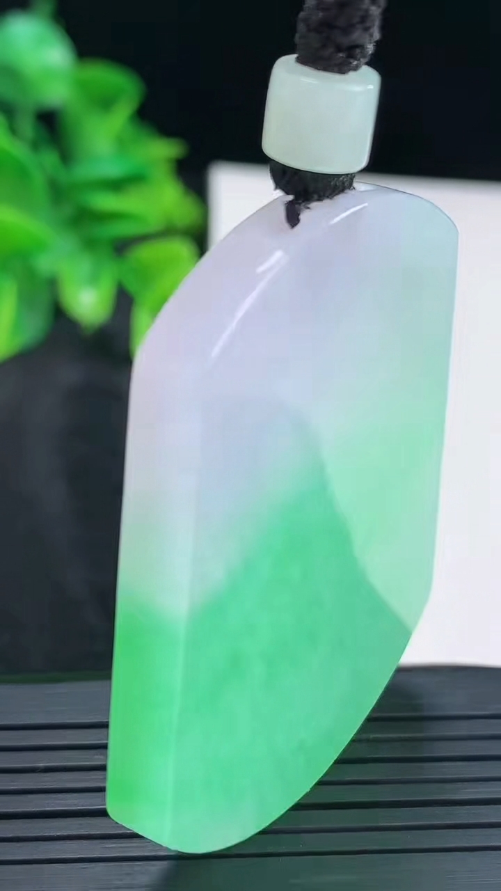 天然A货翡翠无事牌吊坠尺寸53.8-41-5.7重量:41.95g
4月15日