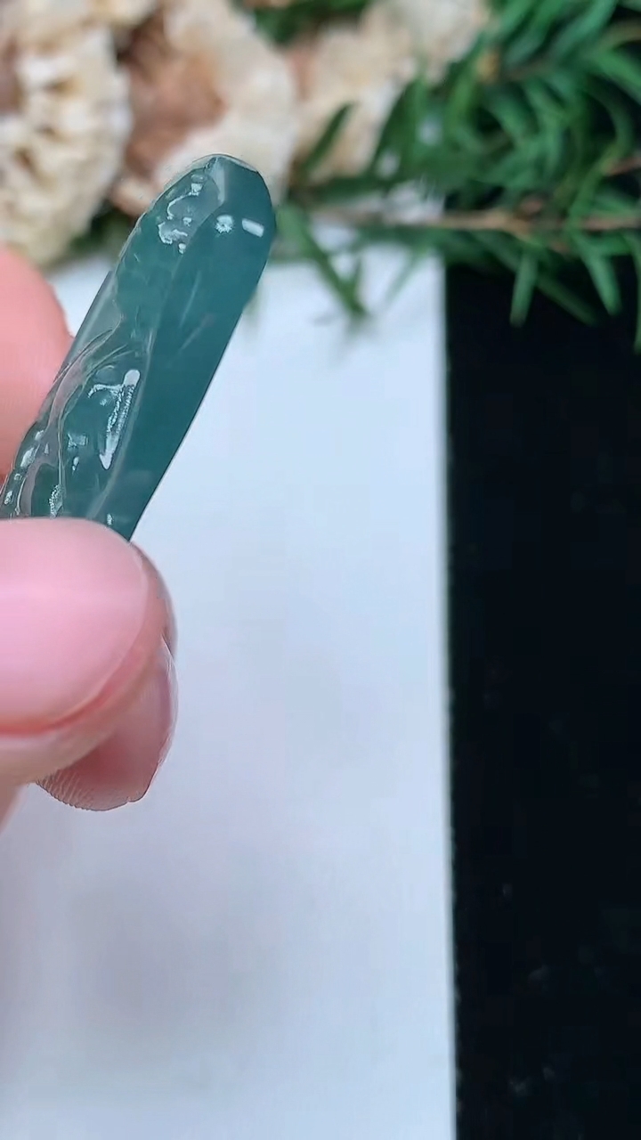 天然A货翡翠蓝水观音菩萨吊坠，尺寸48.8-21.9-3.5，重量:9.28g
4月15日