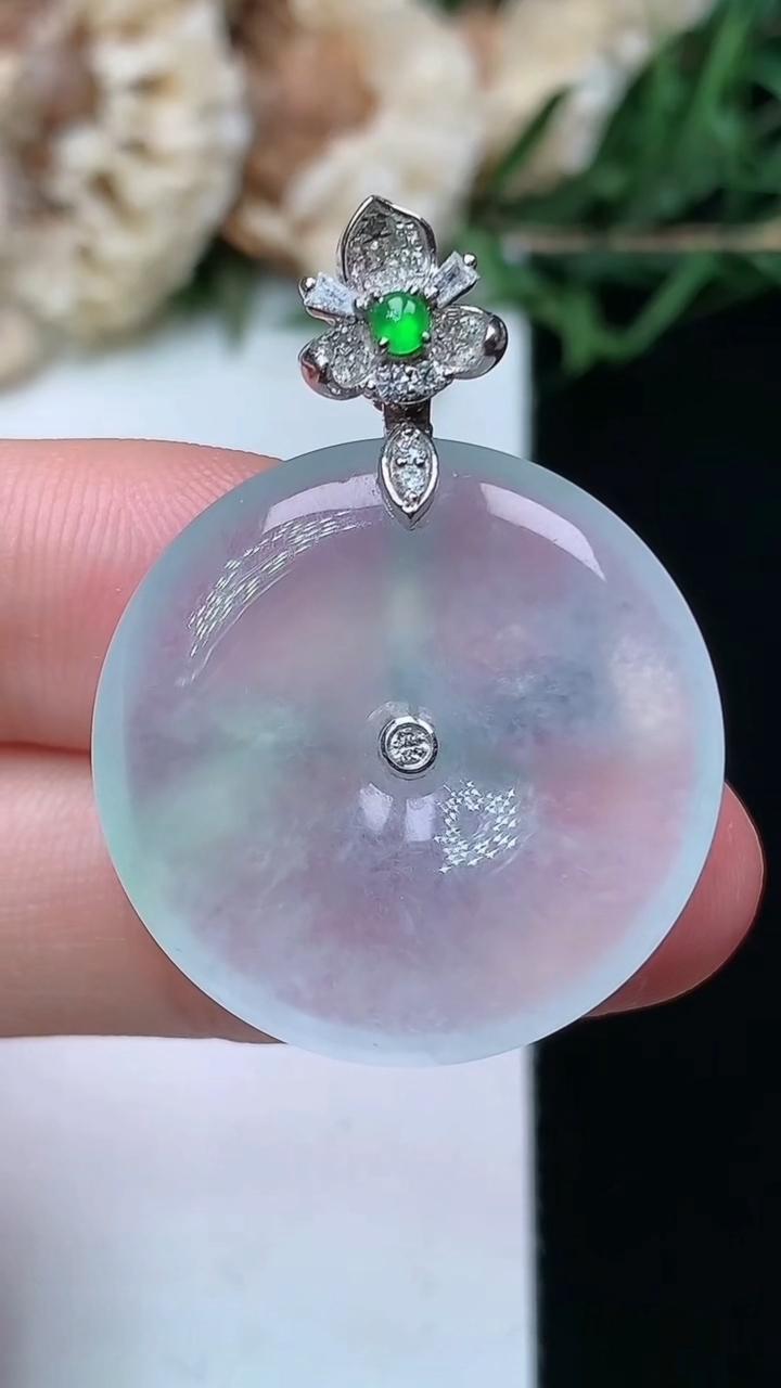 天然A货翡翠平安扣吊坠，尺寸24.7-4.9，重量:6.83g
4月15日