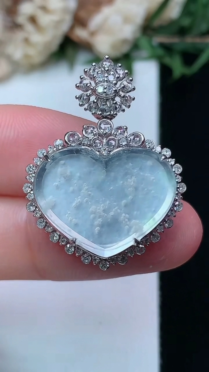 天然A货翡翠白冰爱心吊坠，尺寸29.2-22-7.8，裸石14-18.9，重量:4.52g
4月15日