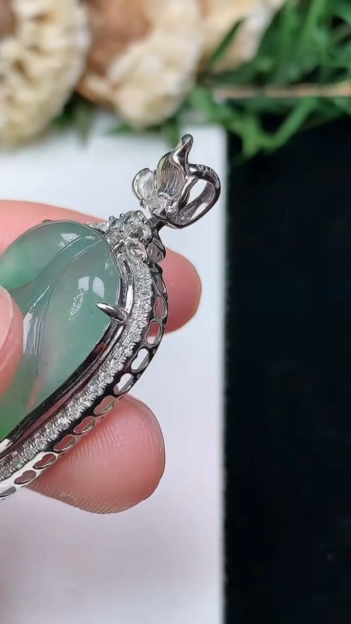 天然A货翡翠金枝玉叶 叶子吊坠，尺寸39.4-19.8-8.2，裸石27.2-17.2，重量:5.00g
4月15日