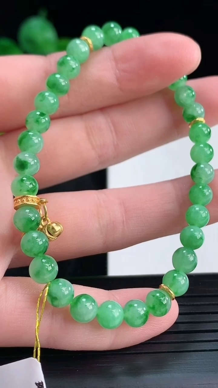 天然A货翡翠圆珠手串尺寸5.4-32颗重量:10.39g4月15日
工厂直销收藏佳品,种好水足，色泽