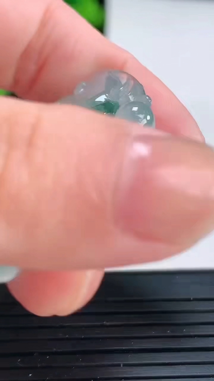 天然A货翡翠飘花年年有余吊坠尺寸41.1-25.1-9.2重量:13.19g
4月15日