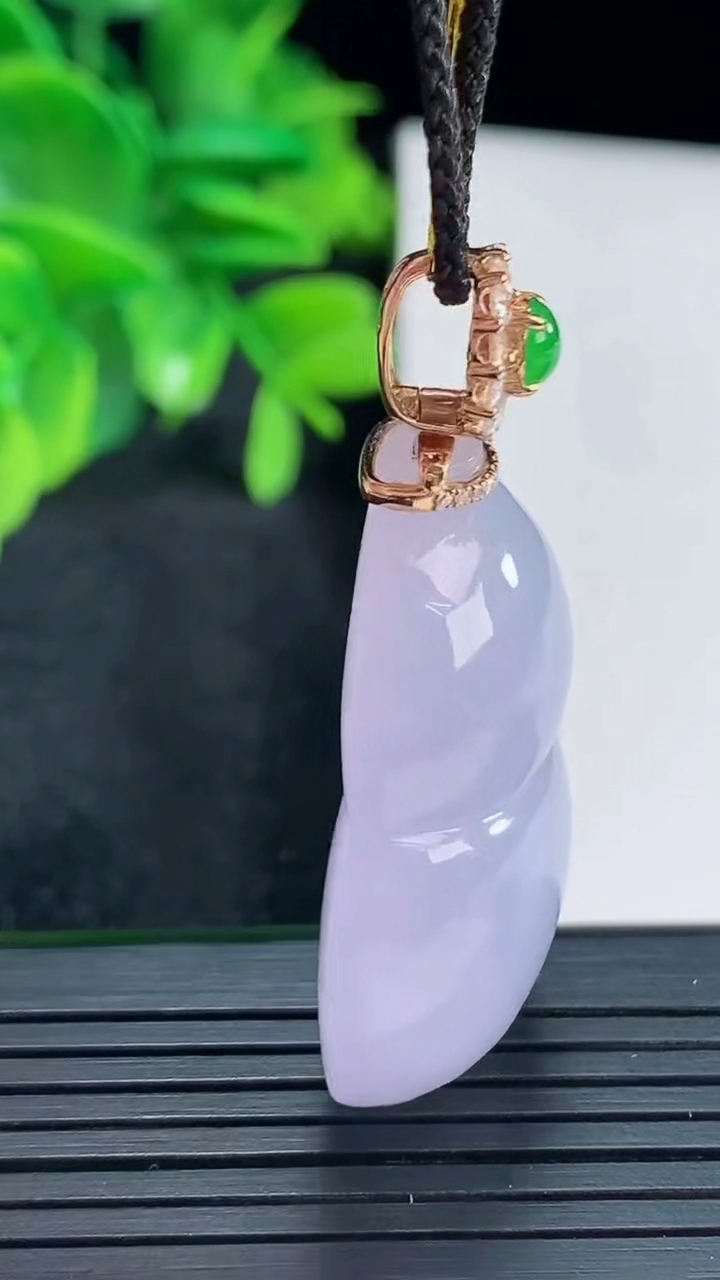 天然A货翡翠18K金紫罗兰葫芦吊坠尺寸45.5-27.9-11.3重量:22.49g
4月15日