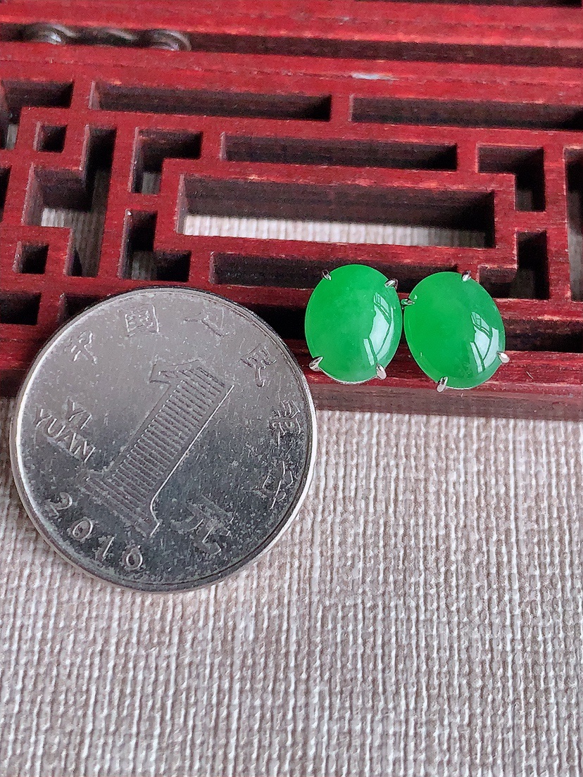 天然A货翡翠18K金镶嵌阳绿蛋面耳钉 
尺寸9.2-7.2mm 重量2.35g 0414
