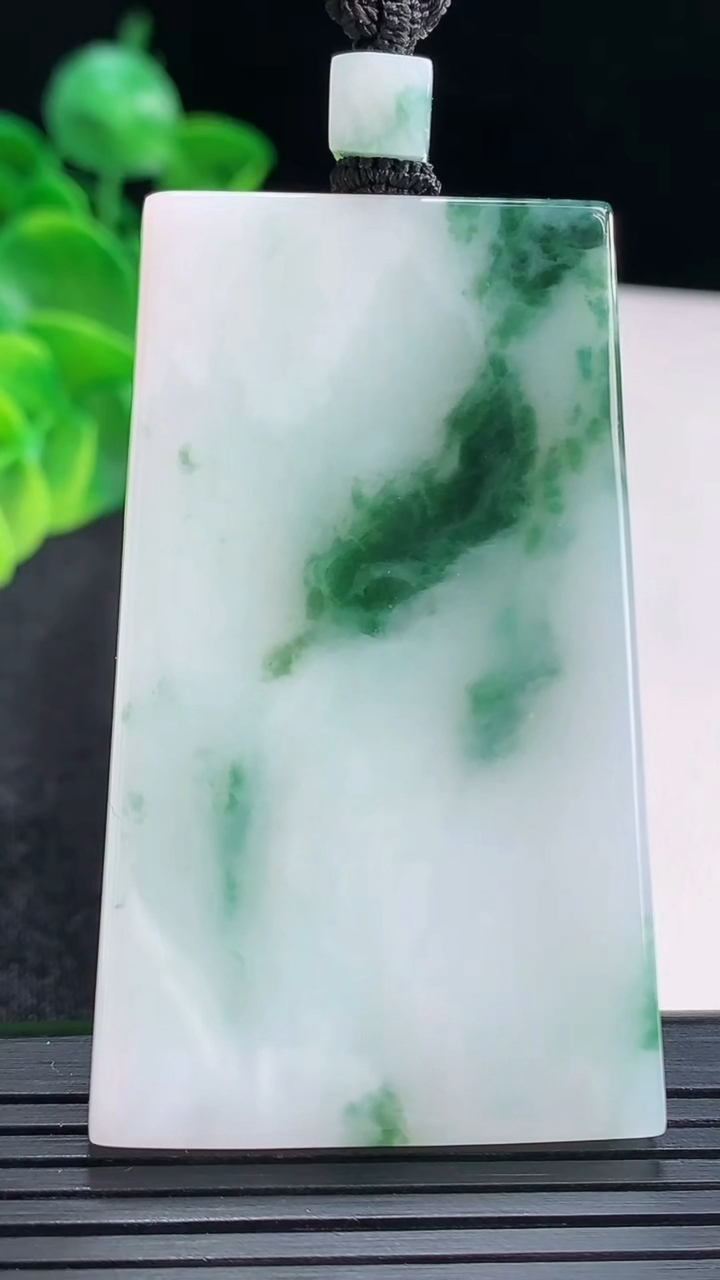 天然A货翡翠飘花无事牌吊坠尺寸59.5-35.6-5.6重量:44.09g
4月15日