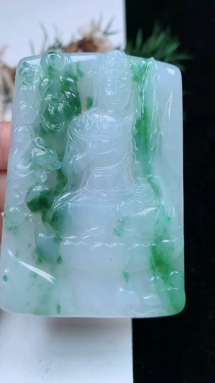 天然A货翡翠虚空藏观音菩萨吊坠，尺寸69-49-6.8，重量:54.81g
4月15日