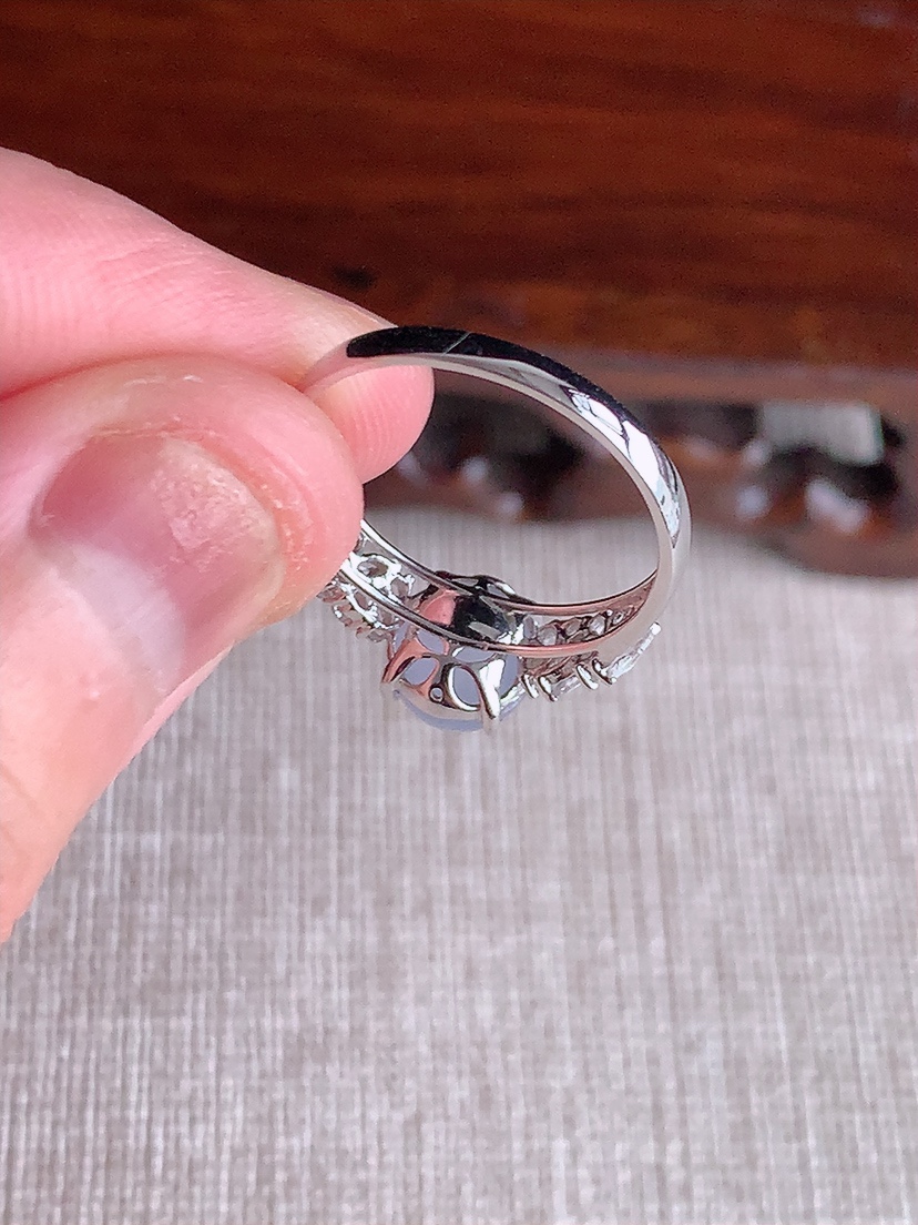 天然A货翡翠18K金伴钻镶嵌紫罗兰蛋面戒指 圈口17裸石
尺寸7.6-6.8mm 重量2.04g 0414