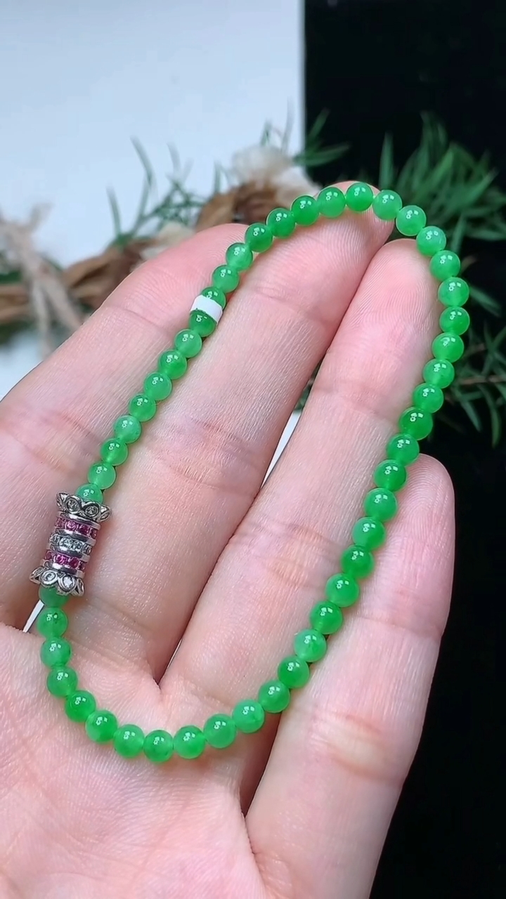 天然A货翡翠小米珠手串，尺寸3-48颗，重量:5.15g4月15日
工厂直销收藏佳品,种好水足，色泽均匀，有种有色，上手高大气！