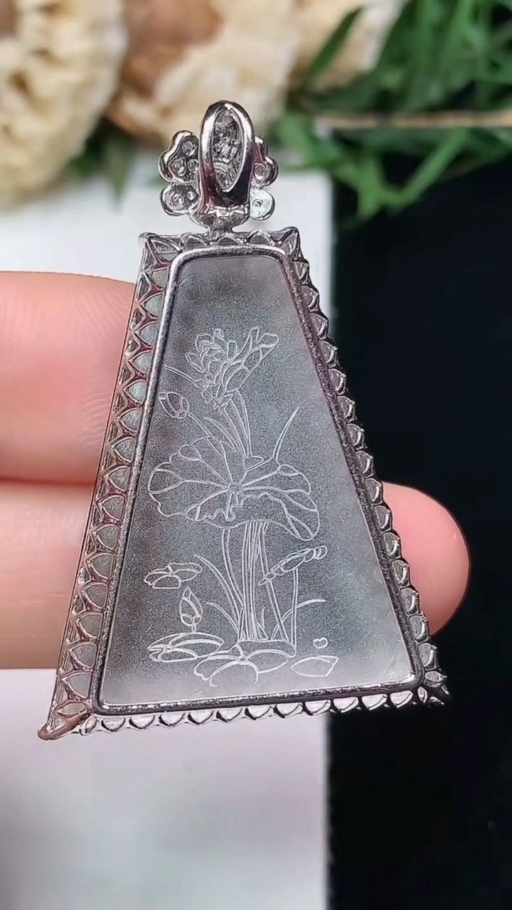 天然A货翡翠无事牌吊坠，尺寸29.3-22-6.9，重量:6.95g
4月15日