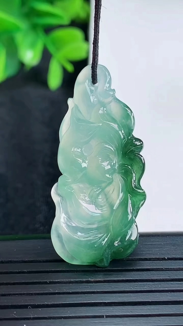 天然A货翡翠飘花九尾狐吊坠尺寸38.3-18.1-5.3重量:5.94g
4月15日