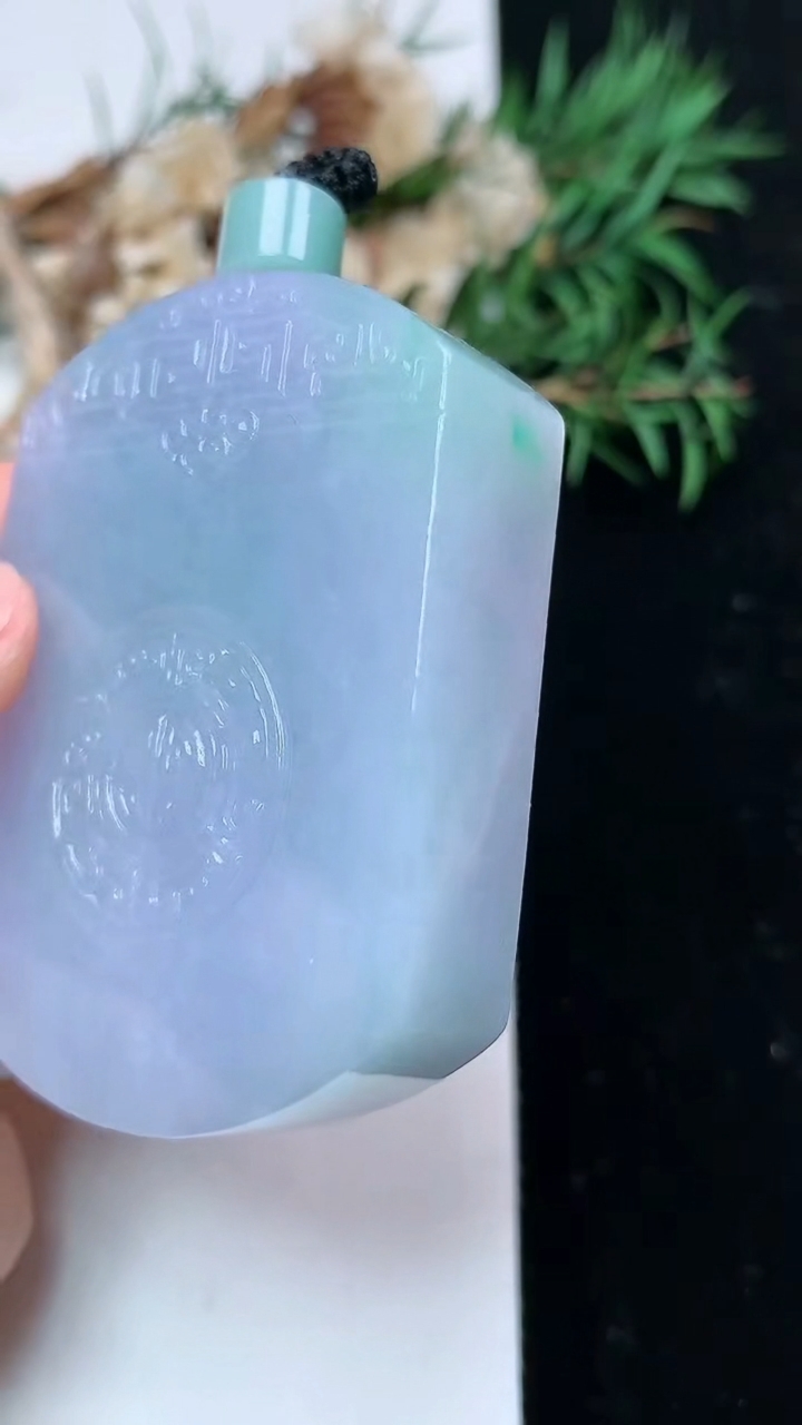 天然A货翡翠春带彩 紫罗兰仿古无事牌吊坠，尺寸51.9-38.3-12.3，重量:72.82g
4月15日