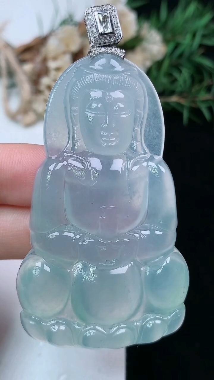 天然A货翡翠白冰观音菩萨吊坠，尺寸58.2-35.4-6，重量:24.04g
4月15日