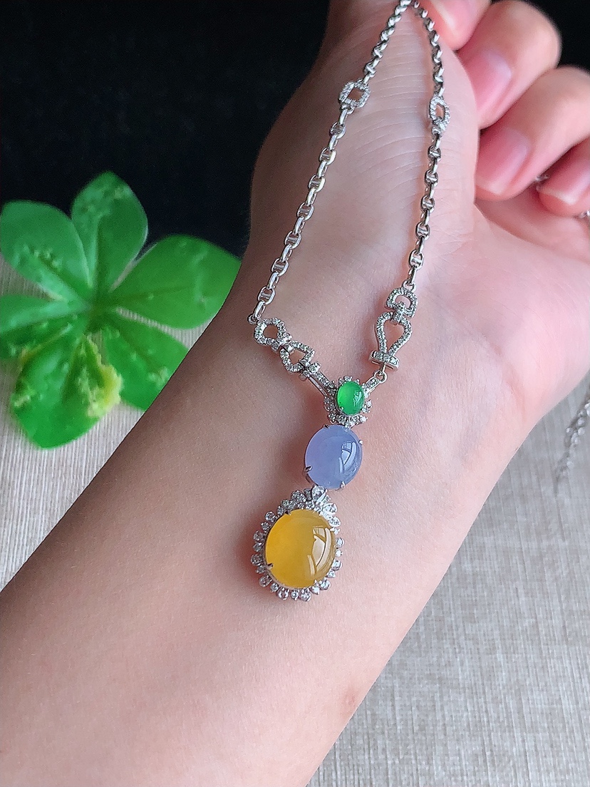 天然A货翡翠18K金伴钻镶嵌三彩蛋面宴会款项链 
尺寸10-8.8-7.4mm 重量7.46g 04