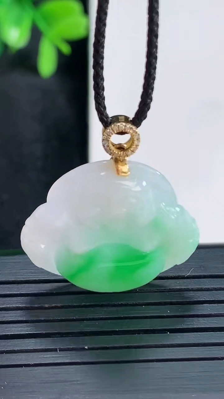 天然A货翡翠佛公吊坠尺寸23.9-25.8-5.4重量:5.75g
4月15日