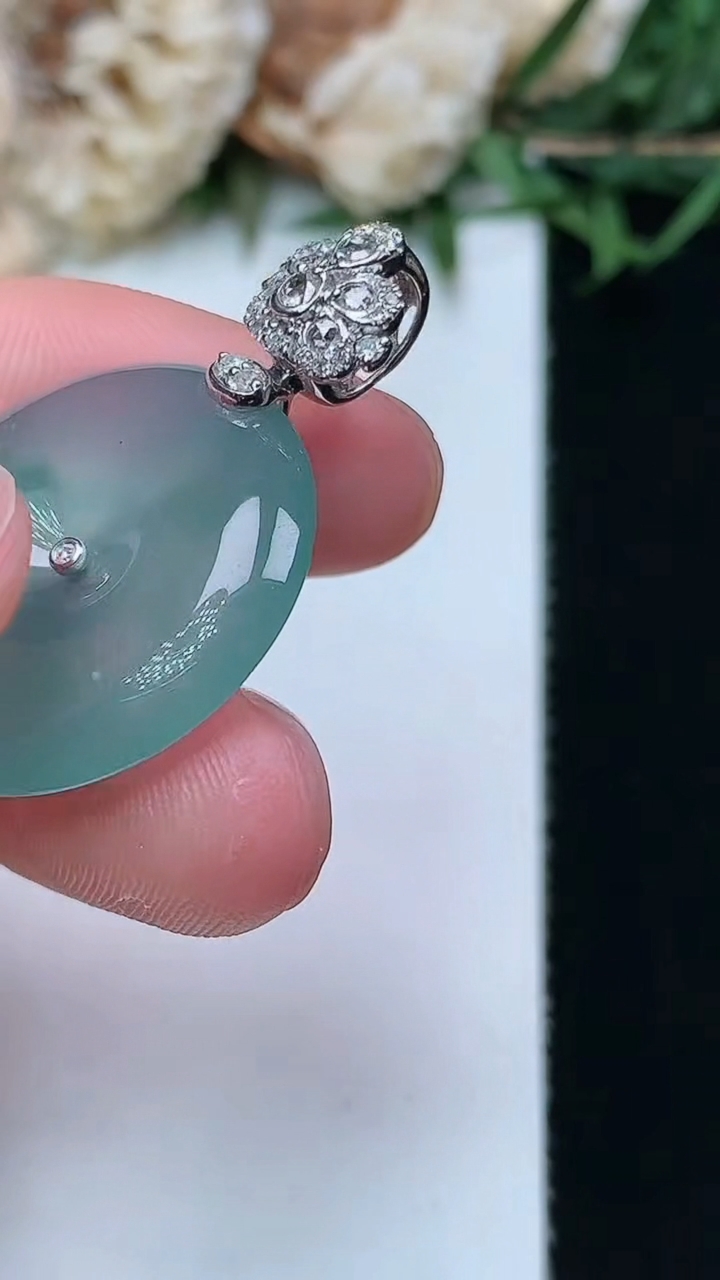 天然A货翡翠飘花平安扣吊坠，尺寸21.7-4.4，重量:5.12g
4月15日