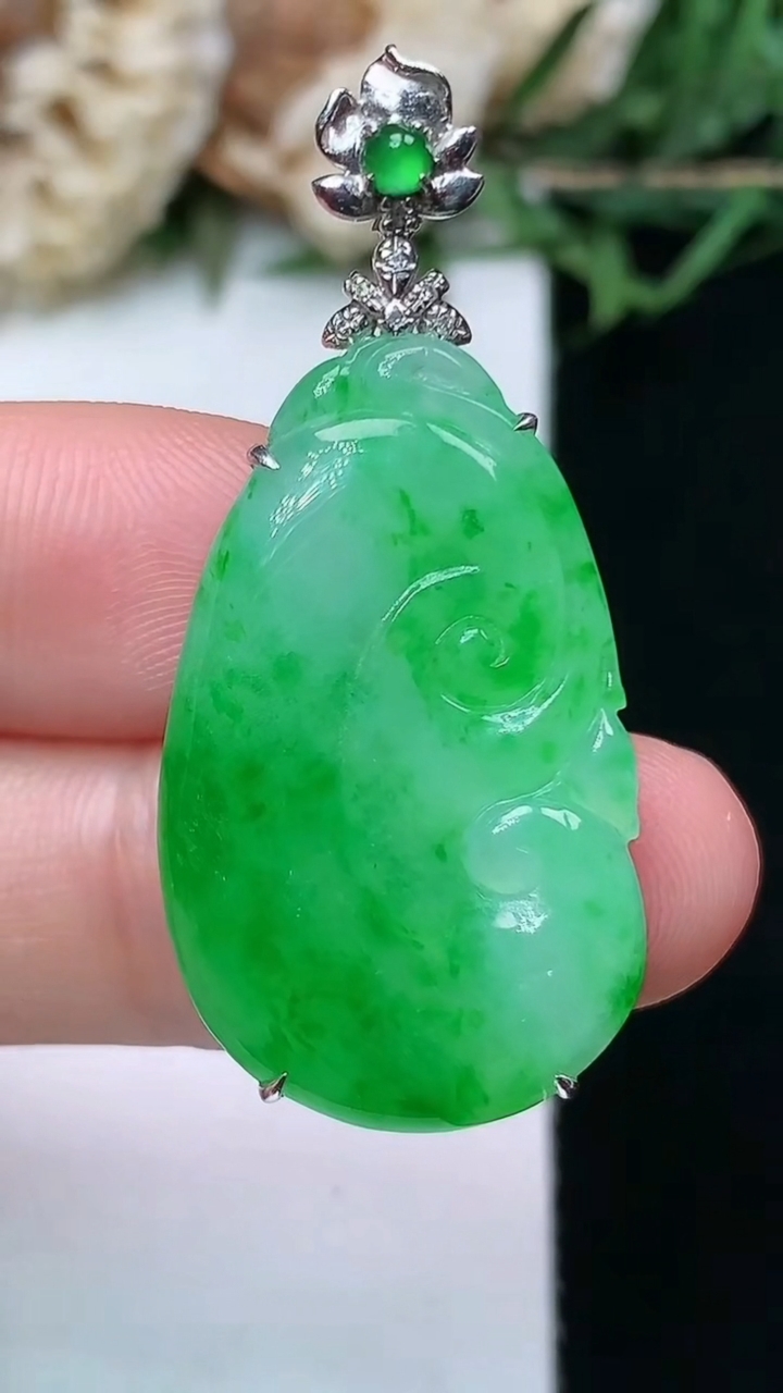 天然A货翡翠如意吊坠，尺寸28.3-17.7-6，重量:5.99g
4月15日