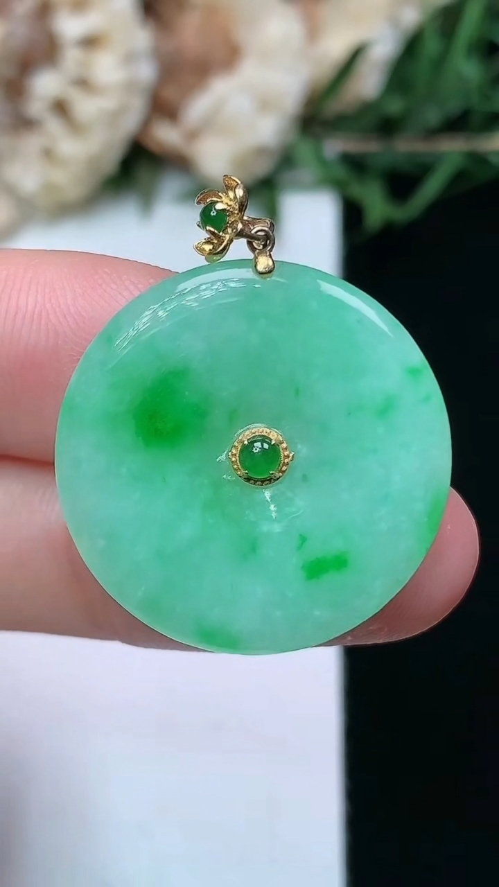 天然A货翡翠平安扣吊坠，尺寸23.4-3，重量:3.99g
4月15日