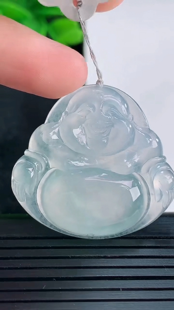 天然A货翡翠佛公吊坠尺寸33.2-35.5-5.4重量:10.63g
4月15日