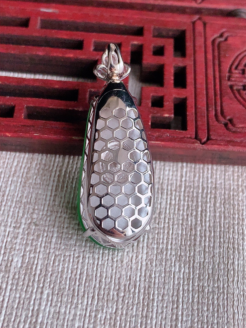 天然A货翡翠18K金伴钻镶嵌阳绿四季豆福豆平安豆吊坠 
尺寸36-29.5-13.2-10.2mm 