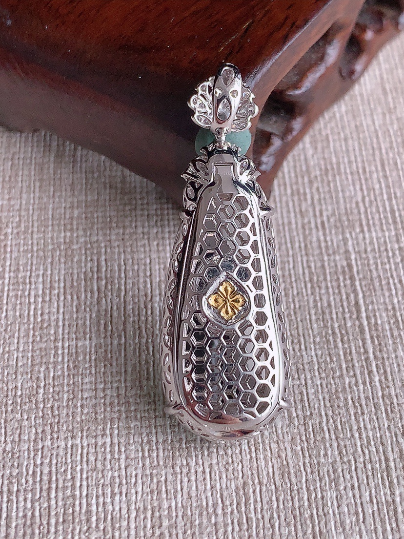 天然A货翡翠18K金伴钻镶嵌飘花四季豆福豆平安豆吊坠 
尺寸41.6-30-14.5-10.2mm 