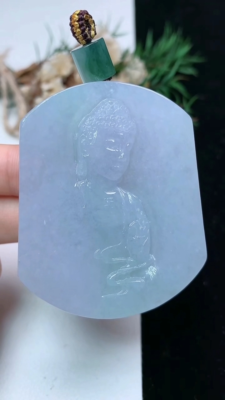 天然A货翡翠春带彩 紫罗兰佛头吊坠，尺寸54.4-44.8-12.4，重量:84.00g
4月15日