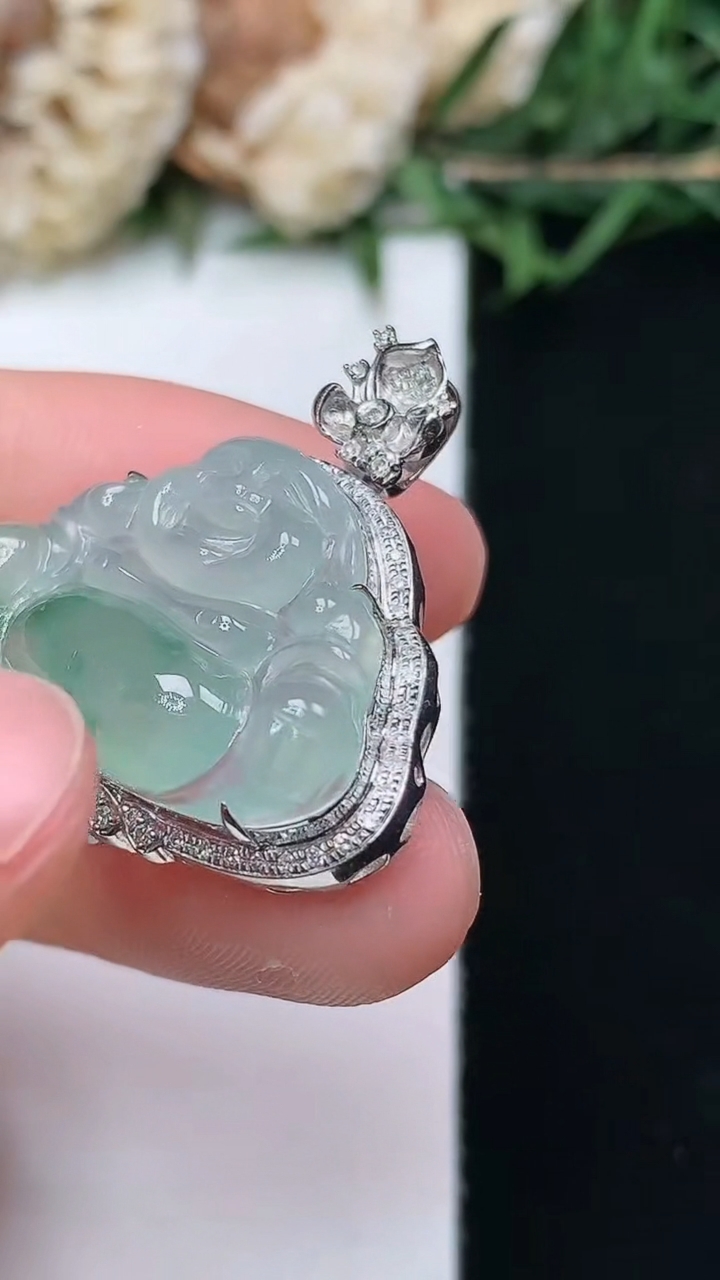 天然A货翡翠飘花佛公吊坠，尺寸27-26.7-8.6，裸石16-24.2，重量:4.72g
4月15日